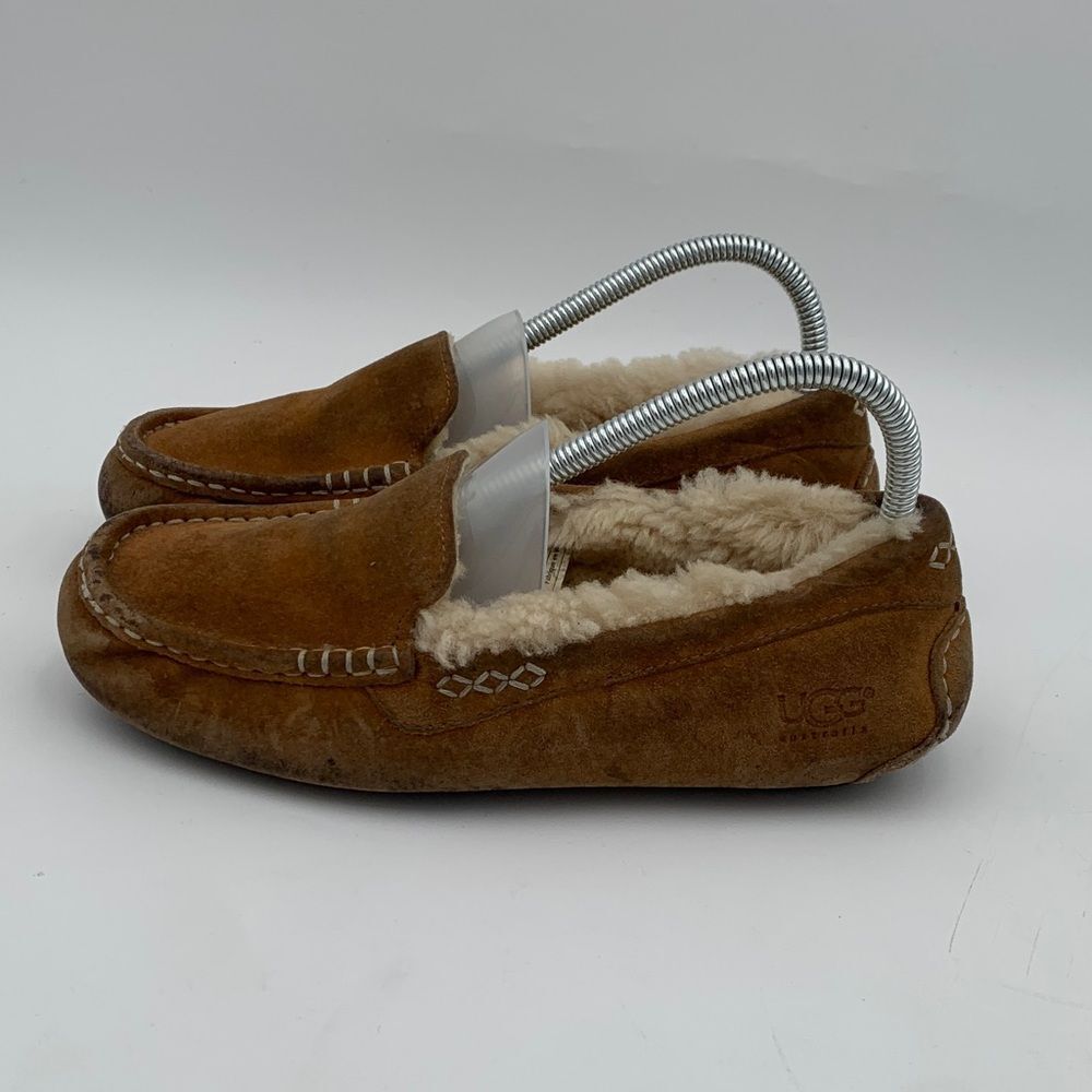 UGG Tan Suede Moccasin Slippers woman’s size 7 - Picture 6 of 13